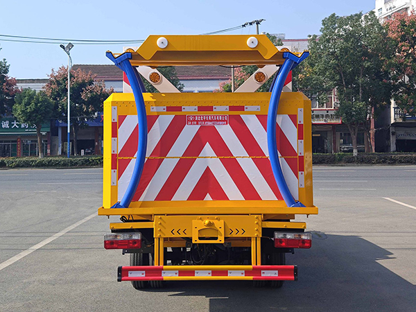 东风途逸蓝牌70k防撞缓冲车