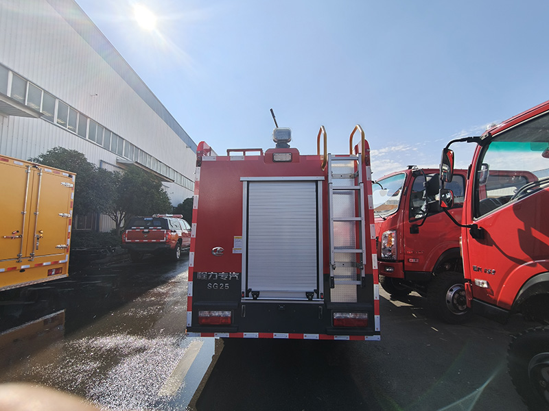 小多利卡2.5吨水罐消防车